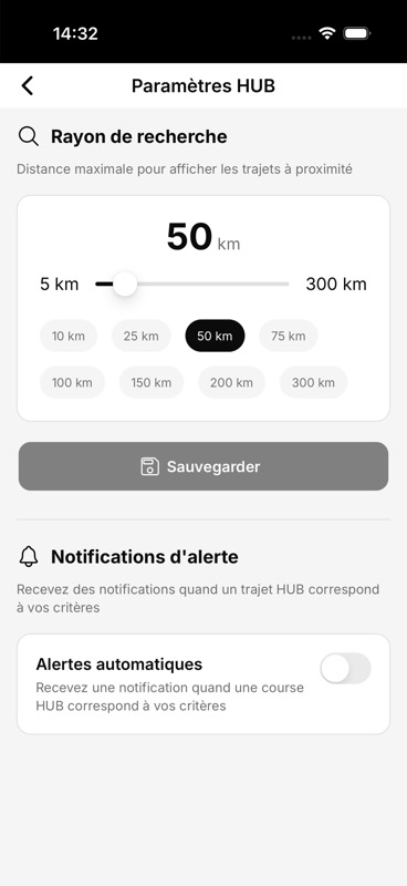 Page Paramètres HUB : titre 'Rayon de recherche' avec icône loupe, valeur '50 km' en gros, slider de 5 km à 300 km, presets en pastilles (10, 25, 50, 75, 100, 150, 200, 300 km — la pastille 50 km est active en noir), bouton 'Sauvegarder' grisé. En bas, section 'Notifications d'alerte' avec un toggle 'Alertes automatiques' désactivé.